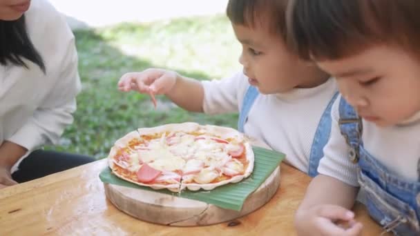Милая Голодная Девочка Любит Домашнюю Пиццу Мамой Заднем Дворе Маленькие — стоковое видео