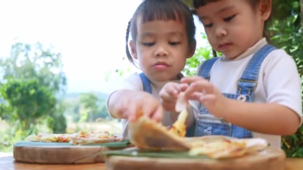 Linda Niña Hambrienta Disfrutar Comer Pizza Casera Con Mamá Patio — Vídeos de Stock