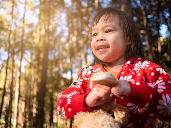 Feliz asiático pequeño niño chica ido camping en pinar bosque con f — Foto de Stock