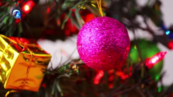 Frau Schmückt Weihnachtsbaum Mit Christbaumkugeln Lichtern Und Kleinen Geschenken Für — Stockvideo