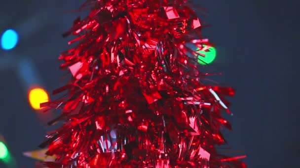 Primer Plano Del Árbol Navidad Rojo Artificial Con Luces Bokeh — Vídeo de stock