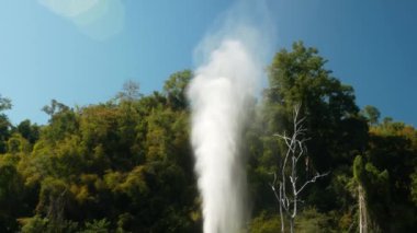 Fang Hot Springs, Chiang Mai, Tayland 'da volkanik kaplıcaların hareketli görüntüsü gökyüzüne yükseliyor..