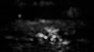 Nehir akıntısının çözünmüş görüntüsü geceleri yavaşça doğal kaya plajlarından akıyor. Soyut doğa arkaplanı.