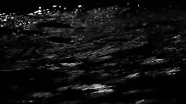 Taze nehir suyunun güzel manzarası geceleri Tayland 'ın kırsal kesimlerinde yavaşça doğal kaya plajlarından akıyor. Soyut doğa arkaplanı.