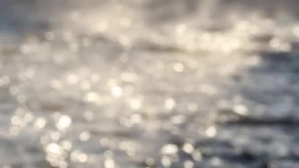 Nehir Suyunun Çözünmüş Görüntüsü Sabahları Yavaşça Doğal Kaya Plajlarından Akıyor — Stok video