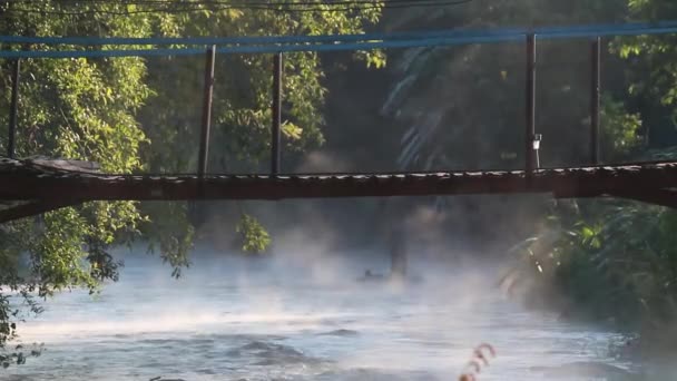Гарний Вид Прісну Річку Тече Вода Повільно Через Природний Скельний — стокове відео