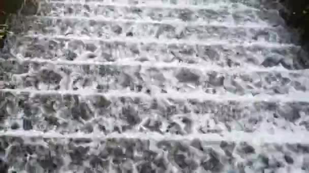 Acqua Che Cade Sulle Scale Nel Serbatoio Settentrionale Della Thailandia — Video Stock