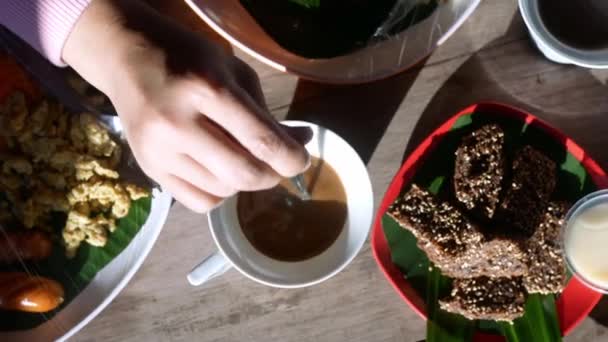 Bovenaanzicht Van Persoon Hand Roeren Koffie Met Lepel Granola Bars — Stockvideo