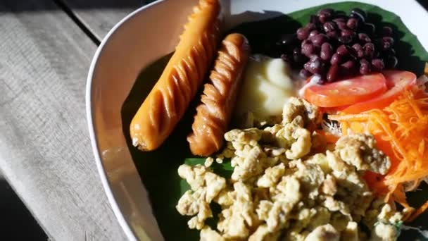 Nsan Eliyle Sosisi Çatalla Keserken Sabahları Yemek Yerken Üst Görüntü — Stok video
