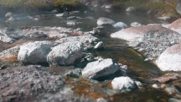 チェンマイの牙温泉で 天然の岩を蒸気で流れる火山性温泉の移動ショット — ストック動画