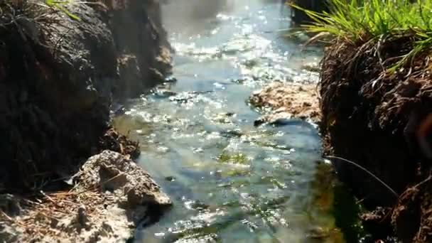 チェンマイの牙温泉で 天然の岩を蒸気で流れる火山性温泉の移動ショット — ストック動画