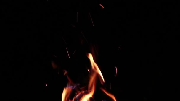 Gece Gökyüzünde Kıvılcımlar Saçan Kavurucu Bir Ateş Ateşin Güzel Soyut — Stok video