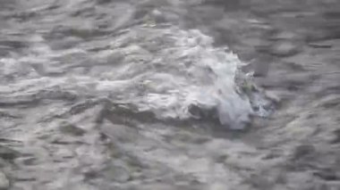 Sabahın erken saatlerinde buharlaşarak yavaşça doğal kaya plajlarından akan tatlı nehir suyu manzarası. Tayland kırsalında güzel sisli bir nehir..