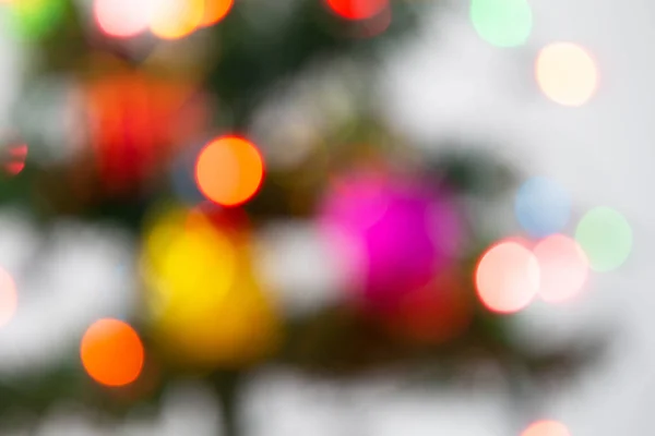 Gyönyörű díszített karácsonyfa disszidált fények jelen — Stock Fotó