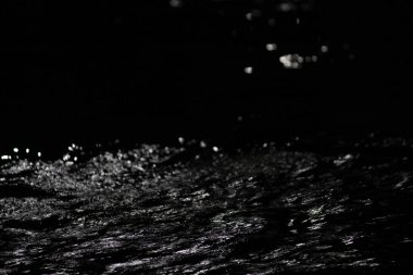 Nehir suyunun güzel manzarası yavaşça akıyor.