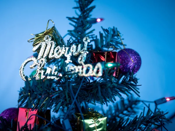 Díszített karácsonyfa baubles, fények és kis ajándék előre — Stock Fotó