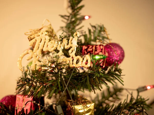 Karácsonyi fenyő dekoráció baubles, kis ajándék és fény — Stock Fotó