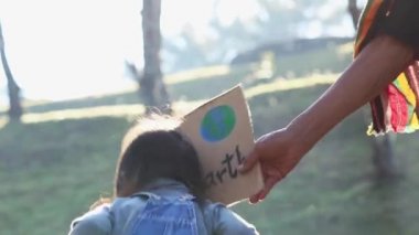 Plastik kirliliğinden kaynaklanan iklim değişikliğinden kaynaklanan bir gösteride elinde 