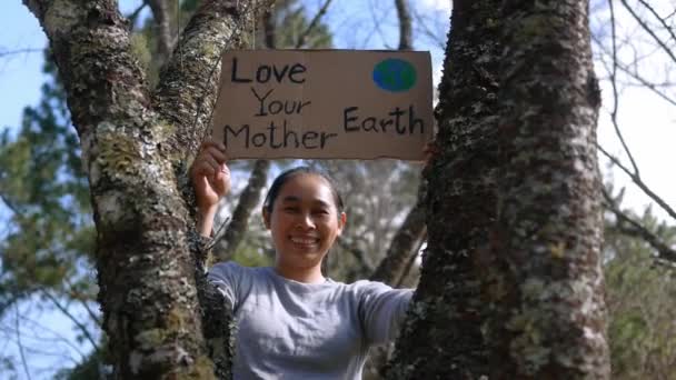 Jovem Asiática Segurando Ame Sua Mãe Terra Poster Uma Demonstração — Vídeo de Stock