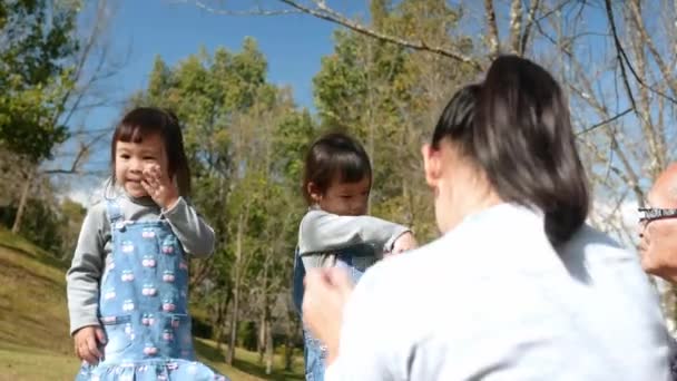 Asiatisk Familj Gärna Avslappnad Parken Utomhus Föräldrar Och Barn Tar — Stockvideo