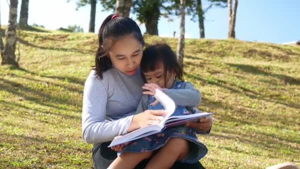 Madre Asiática Leyendo Libro Hija Jardín Primavera Familia Pasar Tiempo — Vídeo de stock