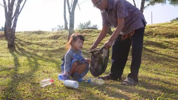 Familia Asiática Ayuda Limpiar Jardín Recogiendo Botellas Agua Plástico Personas — Vídeo de stock