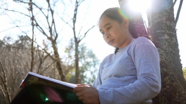 Ázsiai Nyugodt Fiatal Alatt Tavaszi Kertben Olvassa Könyvet Napsütés — Stock videók