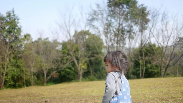 Feliz Niña Asiática Jugando Con Familia Jardín Vacaciones — Vídeo de stock