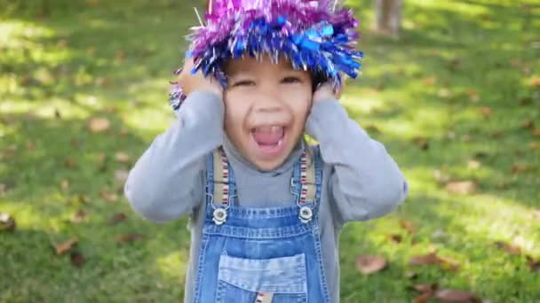 아시아 어머니는 정원에서 딸들에게 주었다 여름휴가 소풍을 시간을 보내는 — 비디오