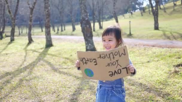 Niña Asiática Sosteniendo Afiche Ama Madre Tierra Una Demostración Debido — Vídeo de stock