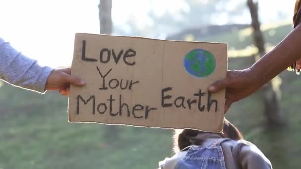 Manos Sosteniendo Afiche Ama Madre Tierra Una Demostración Debido Cambio — Vídeos de Stock