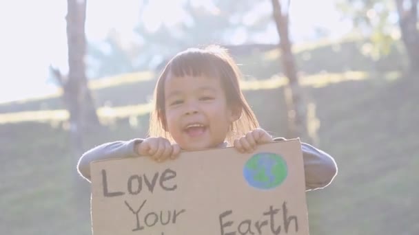 Niña Asiática Sosteniendo Afiche Ama Madre Tierra Una Demostración Debido — Vídeos de Stock