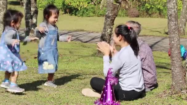 Asiatisk Familj Gärna Avslappnad Parken Utomhus Föräldrar Och Barn Tar — Stockvideo
