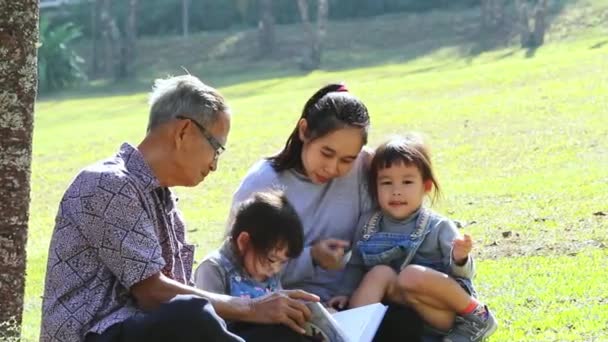 Familia Asiática Feliz Relajado Parque Aire Libre Padres Hijos Van — Vídeos de Stock