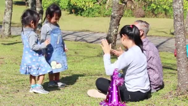 Aziatische Familie Blij Ontspannen Het Park Buiten Ouder Kind Gaan — Stockvideo
