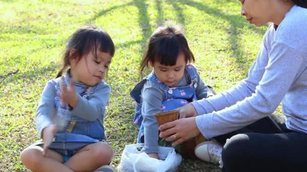 Famille Asiatique Heureux Détendu Dans Parc Plein Air Parent Enfant — Video