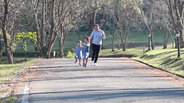 Famiglia Asiatica Felice Rilassato Nel Parco All Aperto Genitore Bambino — Video Stock