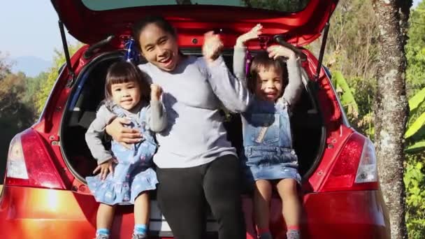 Ευτυχισμένη Οικογένεια Κάθεται Στο Πορτ Μπαγκάζ Του Αυτοκινήτου Εξωτερικούς Χώρους — Αρχείο Βίντεο