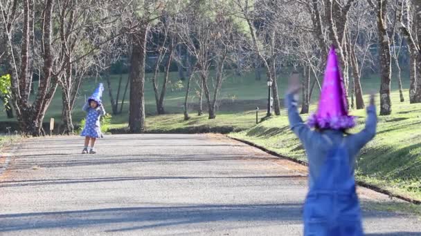 アジアの家族は屋外の公園でリラックスしました 親と子供は散歩 ランニング 庭での休暇中の活動に行きます — ストック動画