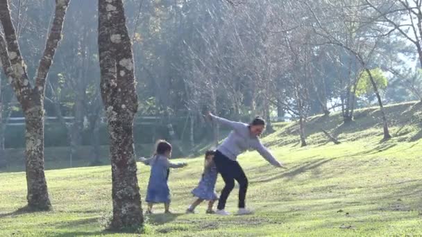 Asian Family Happy Relaxed Park Outdoors Parent Child Walk Running — 图库视频影像