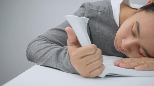 Müdes Studentenmädchen Schläft Auf Den Büchern Zimmer Hause — Stockvideo