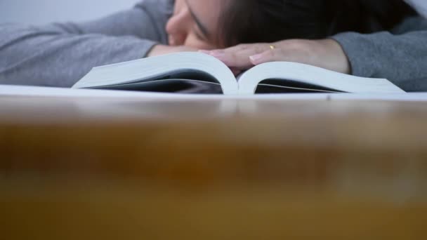 Втомлена Студентка Спить Книгах Кімнаті Вдома — стокове відео