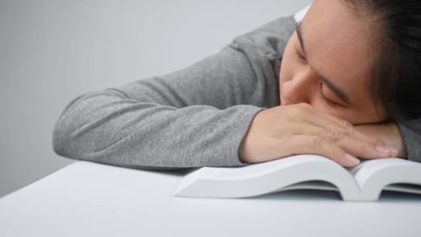 Chica Estudiante Cansada Durmiendo Los Libros Habitación Hogar — Vídeo de stock