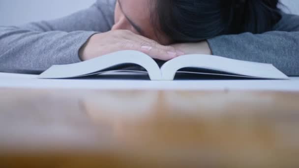 Zmęczona Studentka Śpiąca Książkach Pokoju Home — Wideo stockowe