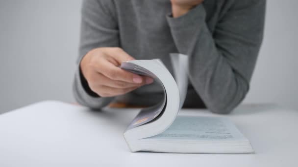 Close Van Hand Van Vrouw Omslaan Pagina Van Een Boek — Stockvideo