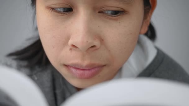 Κοντινό Πλάνο Της Νεαρής Γυναίκας Διαβάζει Ένα Βιβλίο Που Κοιτάζει — Αρχείο Βίντεο