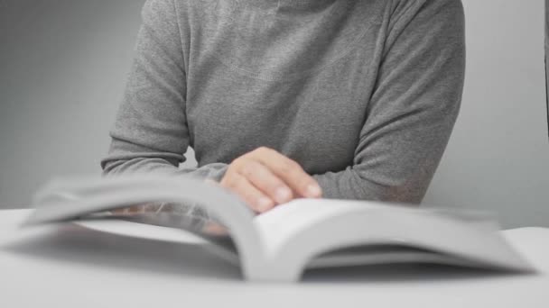 Primer Plano Mano Mujer Que Gira Las Páginas Libro Mueve — Vídeos de Stock