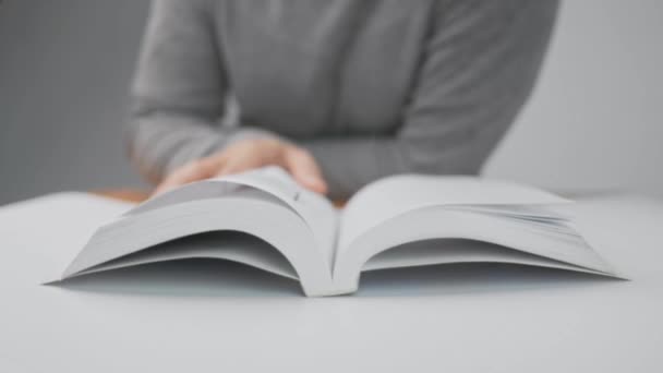 Close Student Jogar Livros Antigos Sobre Mesa Tomadas Para Rever — Vídeo de Stock