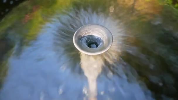 Primo Piano Dei Flussi Acqua Che Schizzano Sulla Superficie Dell — Video Stock