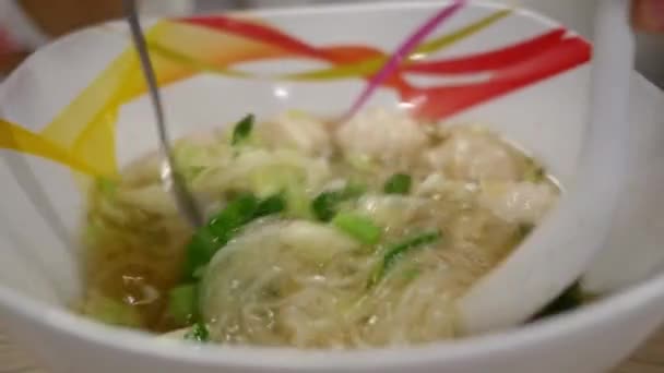 Primo Piano Mani Che Mescolano Pasto Tagliatelle Con Una Forchetta — Video Stock